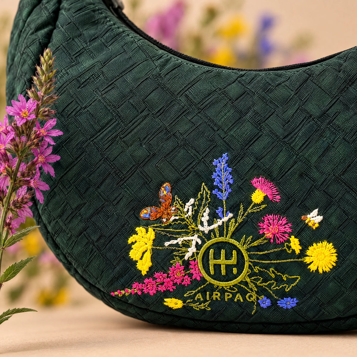 Moonbaq 9L Robinga-Edition Auflage 2 – Detailaufnahme der Blumenstickerei