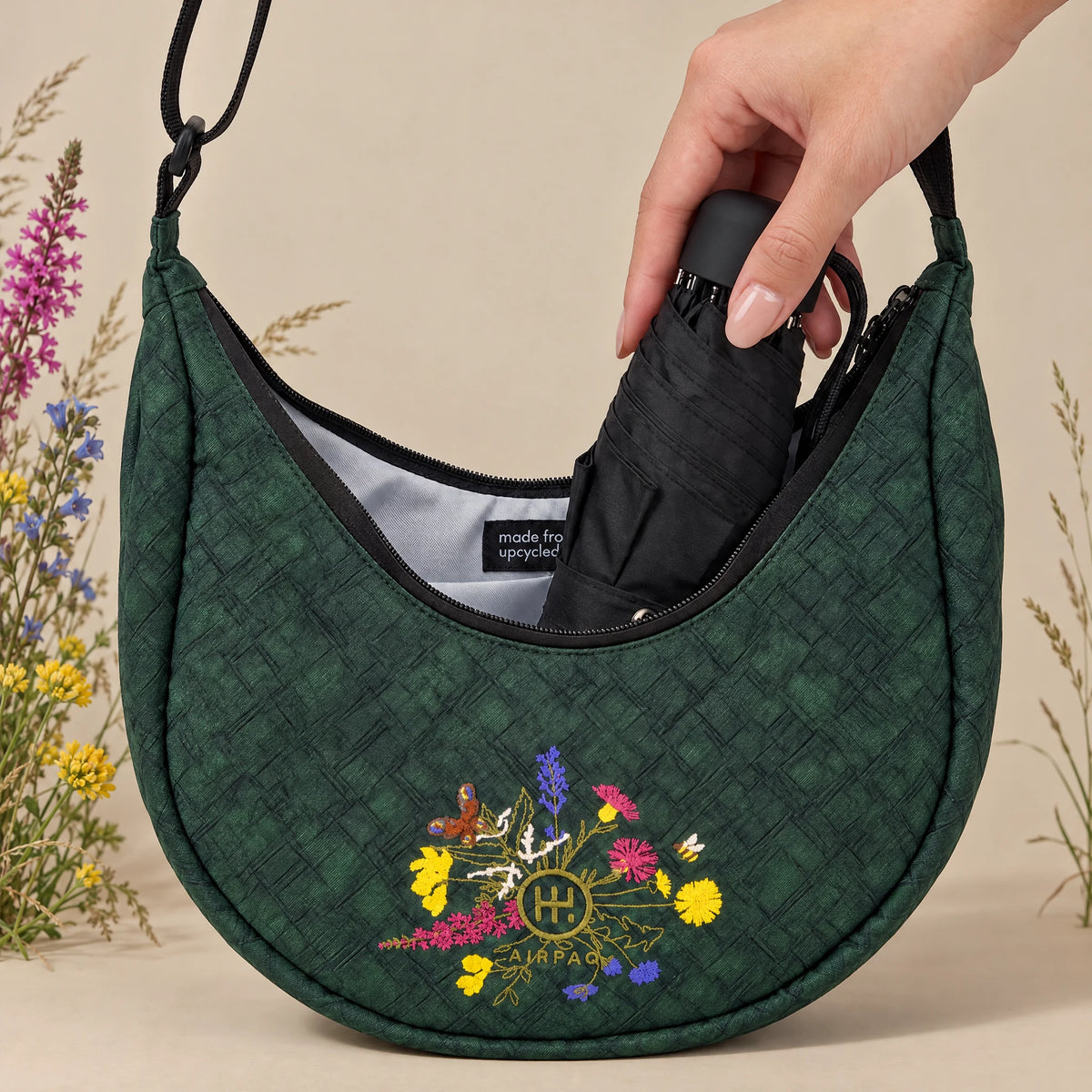 Moonbaq Mini Robinga-Edition Auflage 2 – geoeffnet, Taschenschirm wird eingesteckt