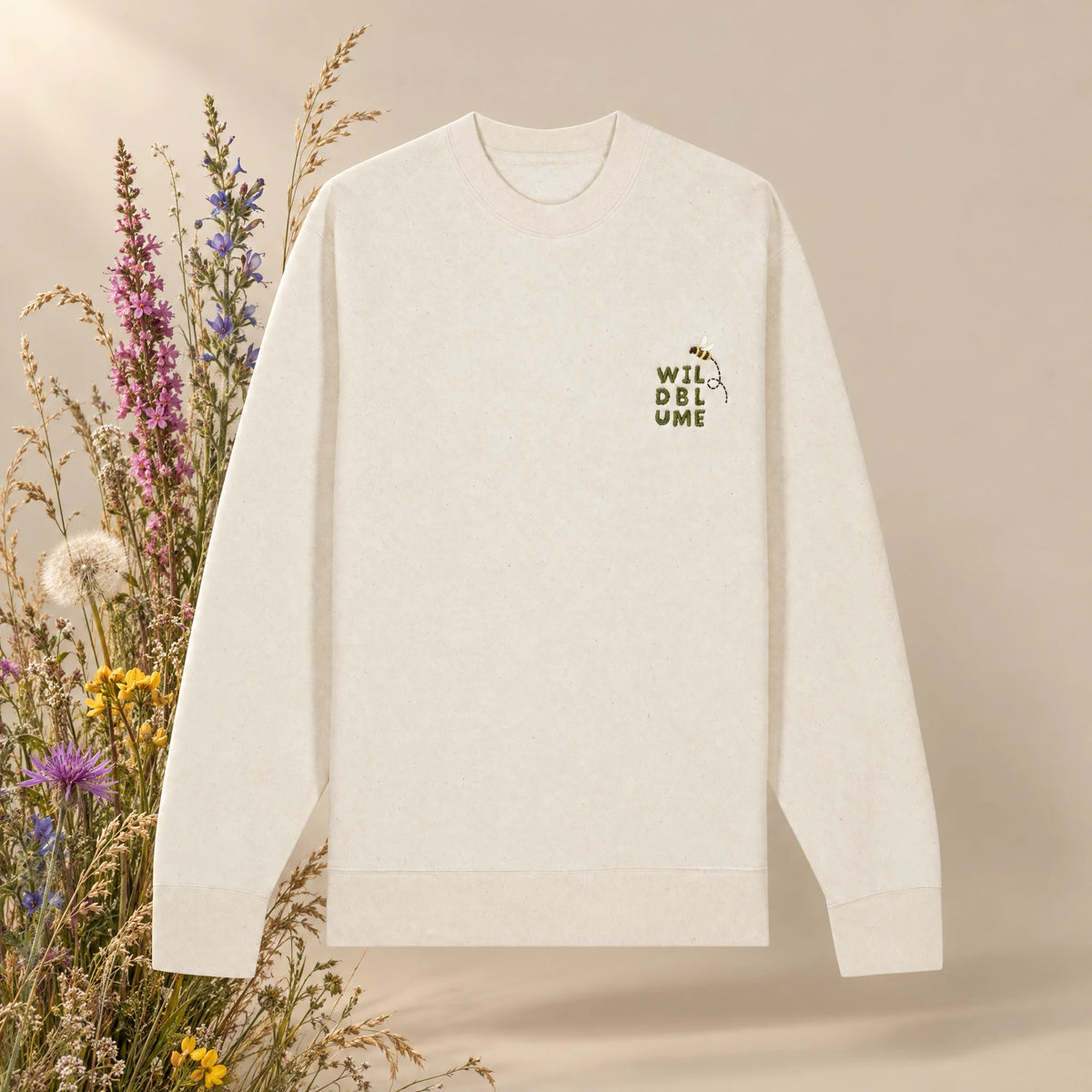 Sweater Robinga-Edition Auflage 2 – Vorderseite mit gestickter Brustmarke WILDBLUME im Wiesen-Set