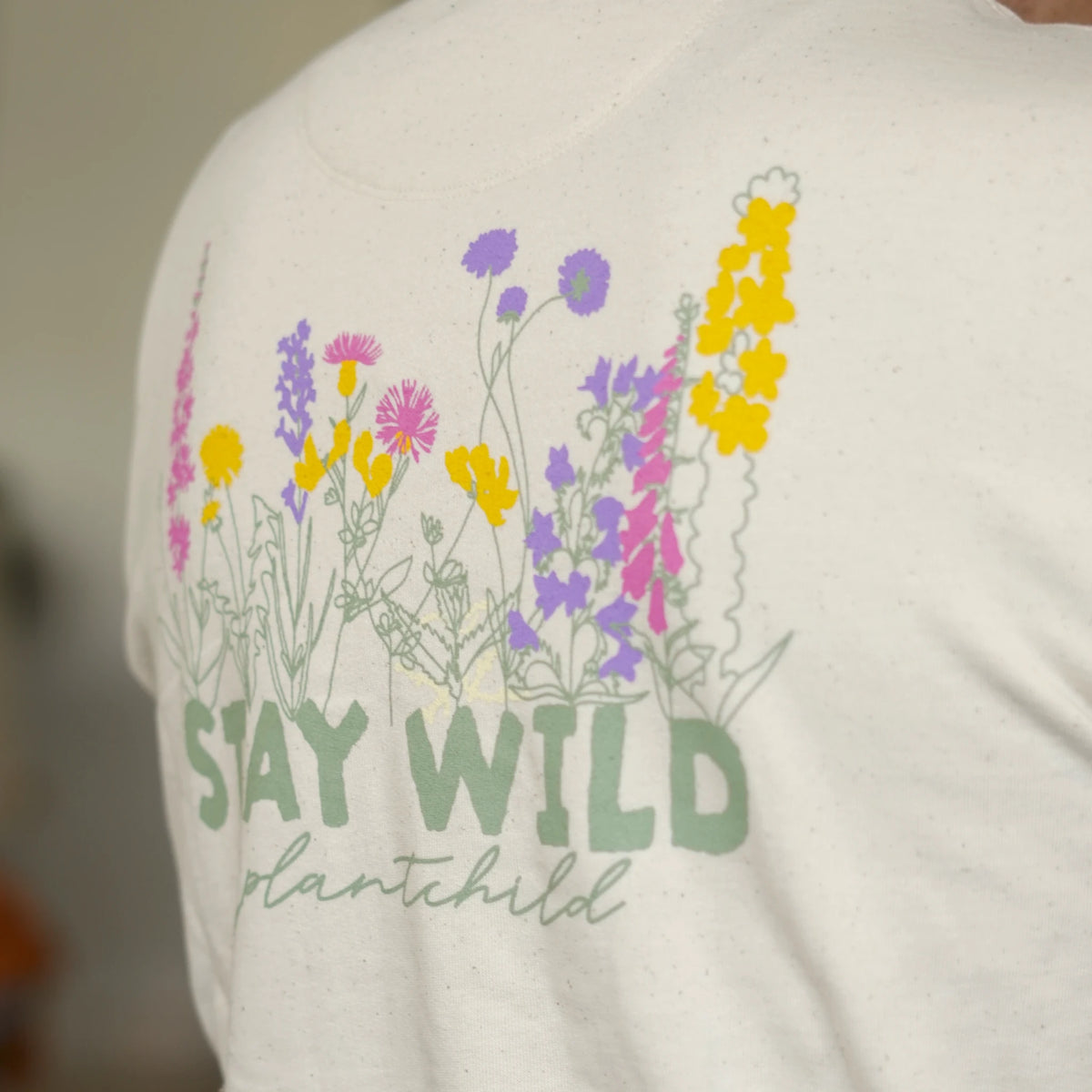 Sweater Robinga-Edition Auflage 2 – Detailaufnahme des Rueckenaufdrucks STAY WILD plantchild