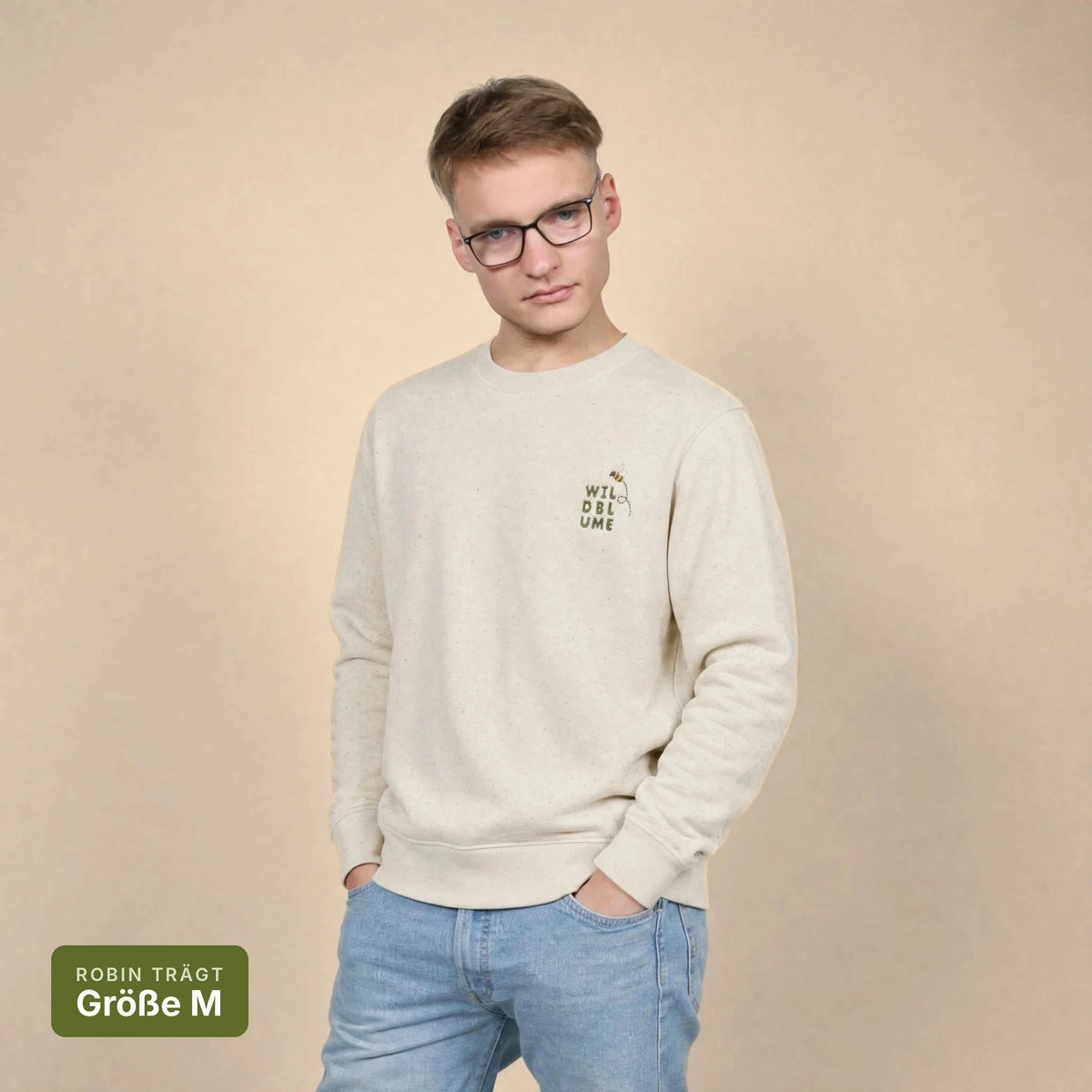 Sweater Robinga-Edition Auflage 2 – getragen, Vorderansicht, Hinweis: Robin traegt Groesse M